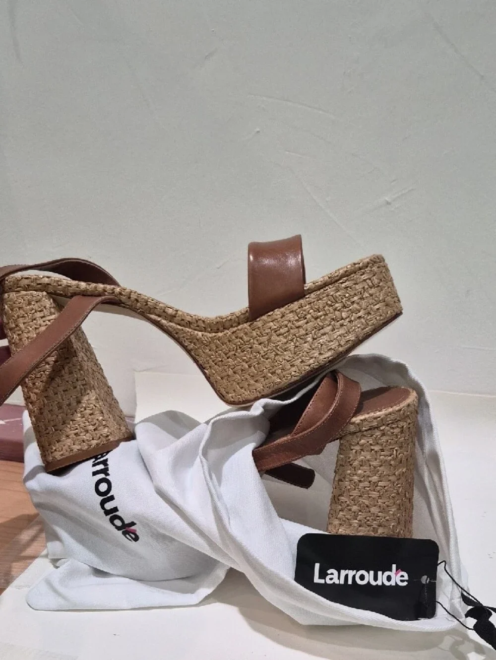 Larroude Dolly Verona Sandal in Caramel/Raffia NWT Size 10